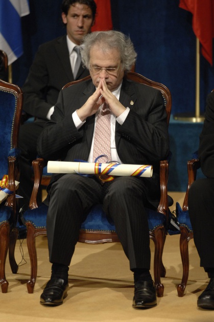 El Pr�ncipe Felipe entrega al escritor liban�s Amin Maalouf el Premio Pr�ncipe de Asturias de las Letras 2010.