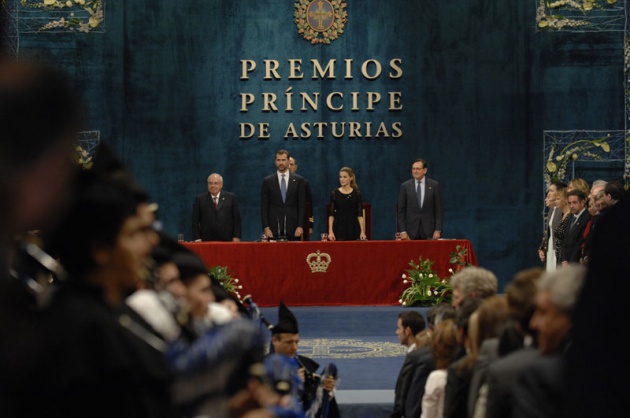 El Pr�ncipe Felipe entrega al escritor liban�s Amin Maalouf el Premio Pr�ncipe de Asturias de las Letras 2010.