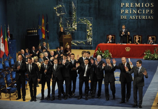 El Pr�ncipe Felipe entrega al escritor liban�s Amin Maalouf el Premio Pr�ncipe de Asturias de las Letras 2010.