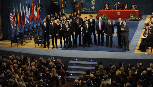 El Pr�ncipe Felipe entrega al escritor liban�s Amin Maalouf el Premio Pr�ncipe de Asturias de las Letras 2010.