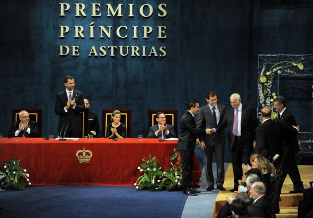 El Pr�ncipe Felipe entrega al escritor liban�s Amin Maalouf el Premio Pr�ncipe de Asturias de las Letras 2010.