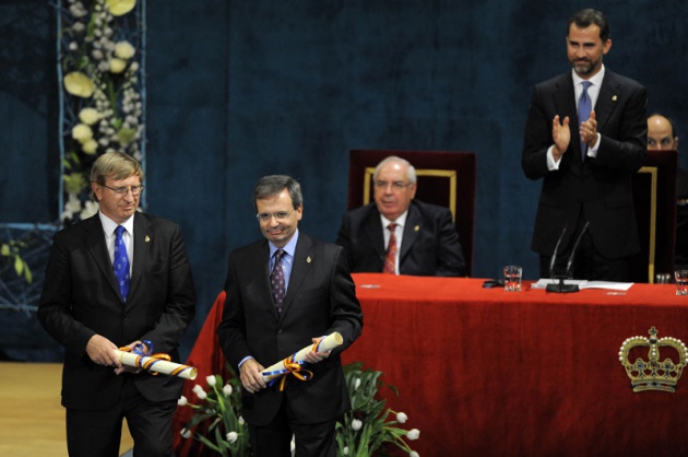 El Pr�ncipe Felipe entrega al escritor liban�s Amin Maalouf el Premio Pr�ncipe de Asturias de las Letras 2010.