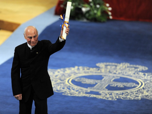 El Pr�ncipe Felipe entrega al escritor liban�s Amin Maalouf el Premio Pr�ncipe de Asturias de las Letras 2010.