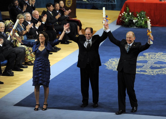 El Pr�ncipe Felipe entrega al escritor liban�s Amin Maalouf el Premio Pr�ncipe de Asturias de las Letras 2010.