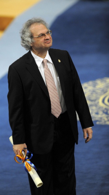 El Pr�ncipe Felipe entrega al escritor liban�s Amin Maalouf el Premio Pr�ncipe de Asturias de las Letras 2010.