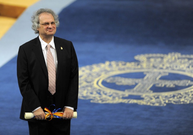 El Pr�ncipe Felipe entrega al escritor liban�s Amin Maalouf el Premio Pr�ncipe de Asturias de las Letras 2010.