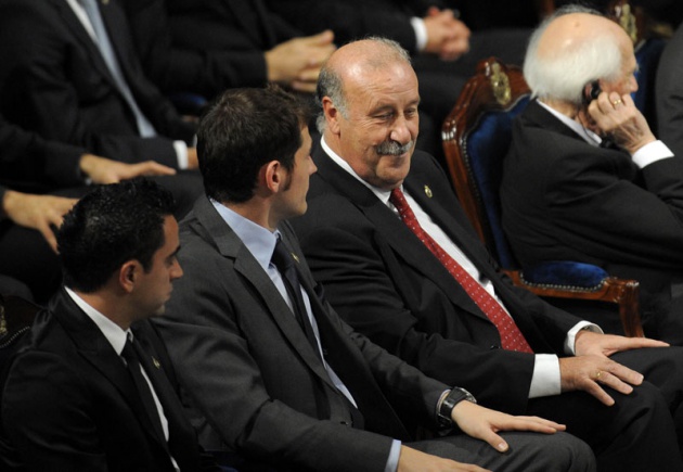 El Pr�ncipe Felipe entrega al escritor liban�s Amin Maalouf el Premio Pr�ncipe de Asturias de las Letras 2010.