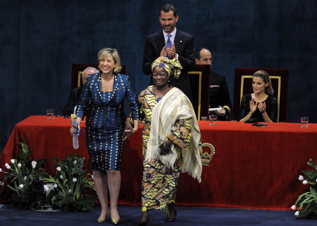 El Pr�ncipe Felipe entrega al escritor liban�s Amin Maalouf el Premio Pr�ncipe de Asturias de las Letras 2010.