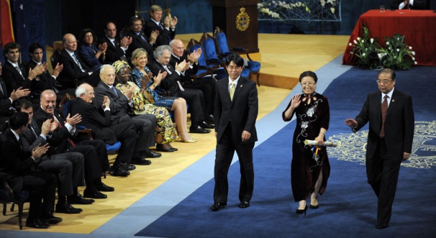 El Pr�ncipe Felipe entrega al escritor liban�s Amin Maalouf el Premio Pr�ncipe de Asturias de las Letras 2010.