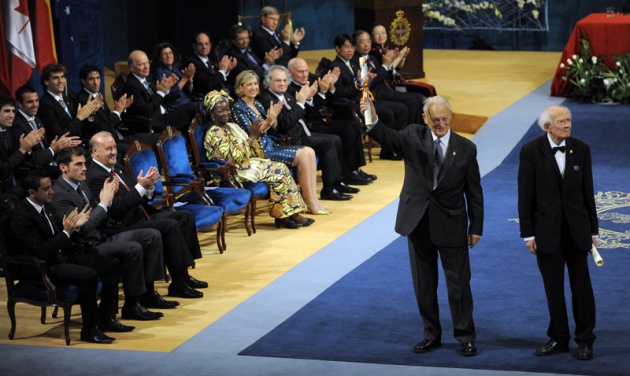 El Pr�ncipe Felipe entrega al escritor liban�s Amin Maalouf el Premio Pr�ncipe de Asturias de las Letras 2010.