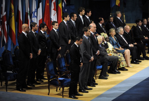 El Pr�ncipe Felipe entrega al escritor liban�s Amin Maalouf el Premio Pr�ncipe de Asturias de las Letras 2010.