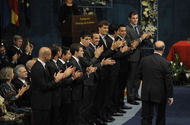 El Pr�ncipe Felipe entrega al escritor liban�s Amin Maalouf el Premio Pr�ncipe de Asturias de las Letras 2010.