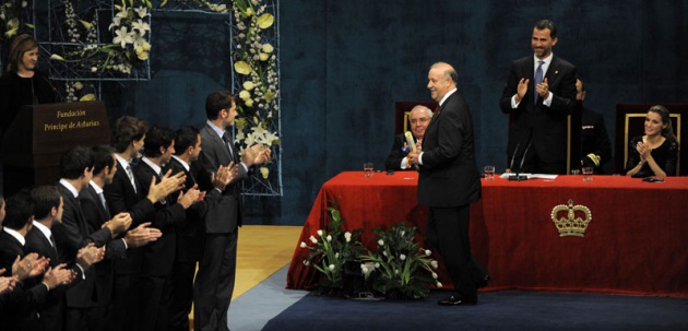 El Pr�ncipe Felipe entrega al escritor liban�s Amin Maalouf el Premio Pr�ncipe de Asturias de las Letras 2010.