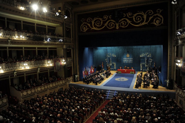 El Pr�ncipe Felipe entrega al escritor liban�s Amin Maalouf el Premio Pr�ncipe de Asturias de las Letras 2010.
