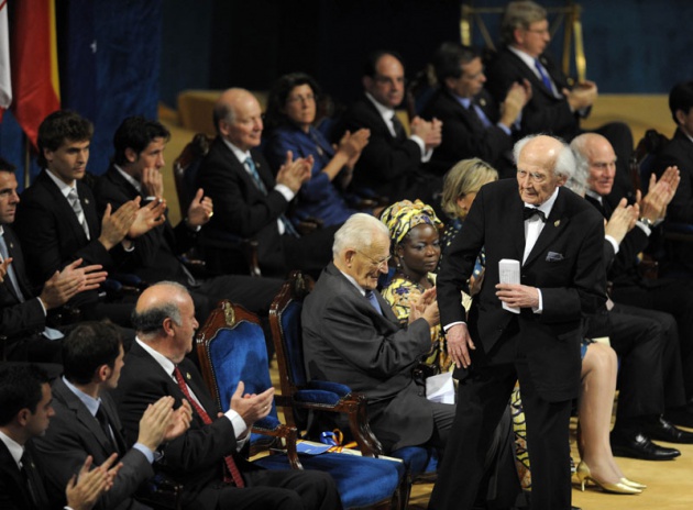 El Pr�ncipe Felipe entrega al escritor liban�s Amin Maalouf el Premio Pr�ncipe de Asturias de las Letras 2010.