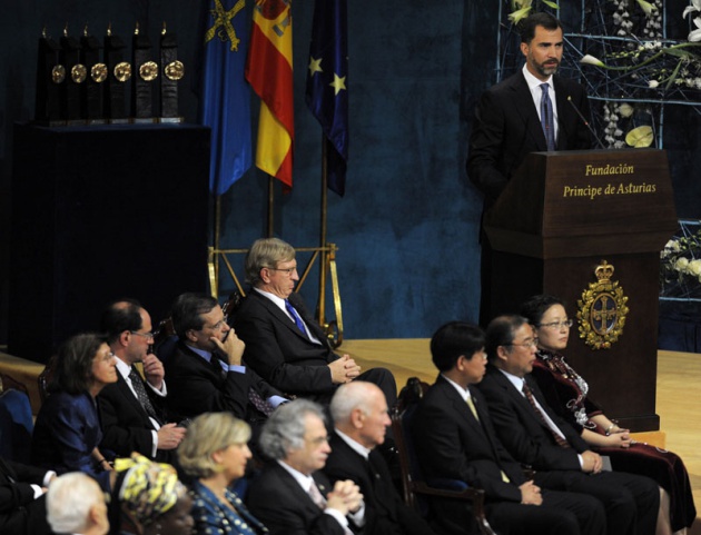 El Pr�ncipe Felipe entrega al escritor liban�s Amin Maalouf el Premio Pr�ncipe de Asturias de las Letras 2010.
