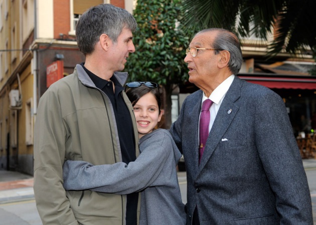 Arturo lvarez-Buylla, premio Prncipe de Asturias de Investigacin Cientfica, abrazado con una de sus hijas y con su to Jaime lvarez-Buylla