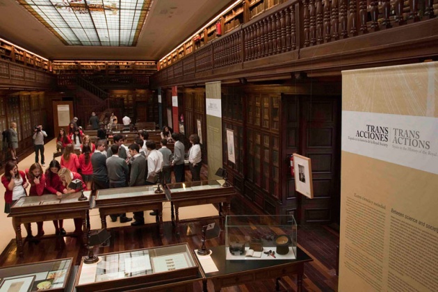 La exposicin abierta en la biblioteca de la Universidad con un centenar de piezas quiere ser un reconocimiento a las personas que han aportado conocimiento con su trabajo