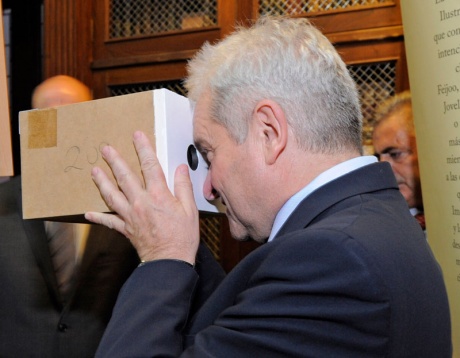 Sir Paul Nurse visita la exposici�n sobre la Royal Society