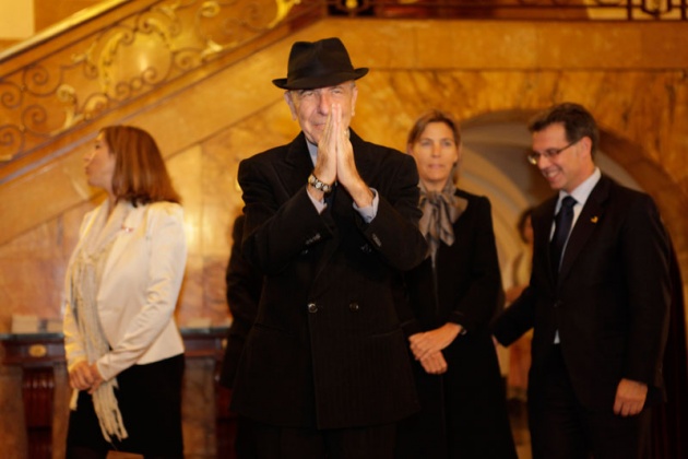 Leonard Cohen recibe un vibrante homenaje en el Jovellanos, donde Nacho Vegas le advierte de que cuidado con saludar a los que mataron a Lorca