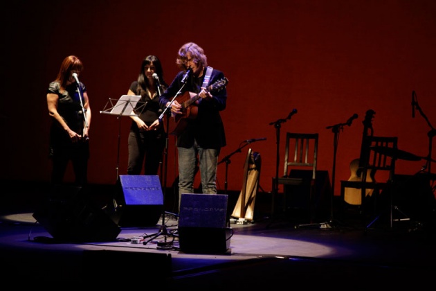 Leonard Cohen recibe un vibrante homenaje en el Jovellanos, donde Nacho Vegas le advierte de que cuidado con saludar a los que mataron a Lorca