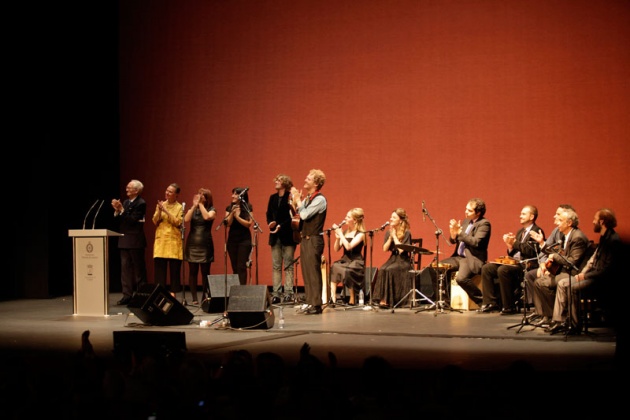 Leonard Cohen recibe un vibrante homenaje en el Jovellanos, donde Nacho Vegas le advierte de que cuidado con saludar a los que mataron a Lorca