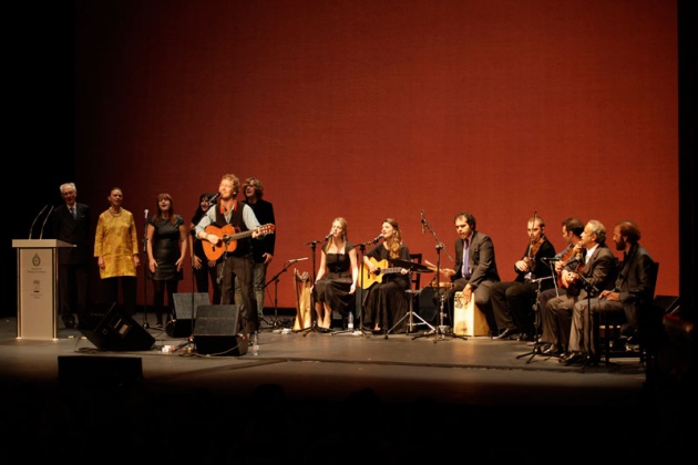 Leonard Cohen recibe un vibrante homenaje en el Jovellanos, donde Nacho Vegas le advierte de que cuidado con saludar a los que mataron a Lorca