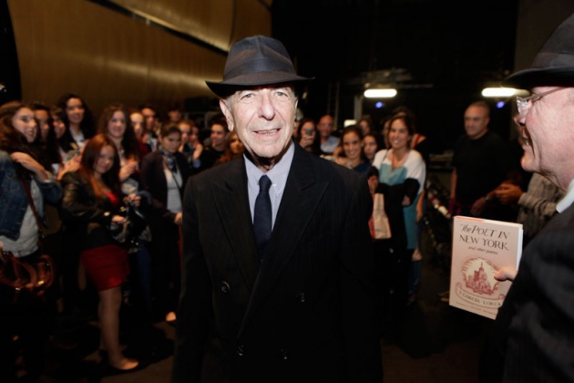 Leonard Cohen recibe un vibrante homenaje en el Jovellanos, donde Nacho Vegas le advierte de que cuidado con saludar a los que mataron a Lorca