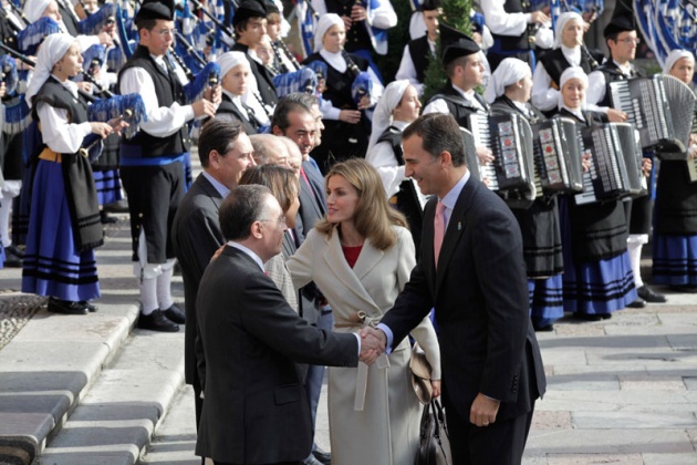 Los pr�ncipes de Asturias han llegado hoy minutos antes de las 12:00 horas al hotel de la Reconquista, donde han sido recibidos por �lvarez-Cascos, para presidir ma�ana la entrega de los premios que llevan el nombre del heredero de la Corona y que este a�o celebran su XXXI edici�n.