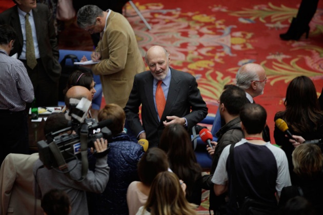 El Sal�n de Consejos del Hotel de la Reconquista ha sido el escenario de las tradicionales Audiencias de los Pr�ncipes de Asturias. Don Felipe y Do�a Leticia han recibido esta ma�ana a representantes de diferentes colectivos. As�, por el sal�n han pasado los galardonados con las Medallas de Asturias e Hijos Predilectos de Asturias 2011, los ganadores de los Premios Fin de Carrera 2010 de la Universidad de Oviedo, la Cofrad�a de Nuestra Se�ora de la Esperanza de la Balesquida, una delegaci�n de SECOT en Asturias (Voluntariado S�nior de Asesoramiento Empresarial) y una representaci�n de la Asociaci�n P�rkinson de Asturias.