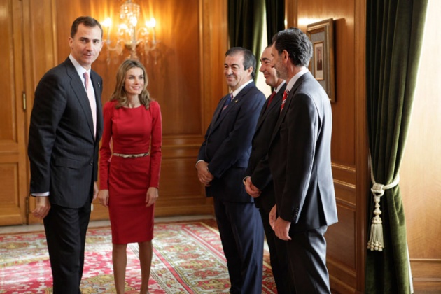 El Sal�n de Consejos del Hotel de la Reconquista ha sido el escenario de las tradicionales Audiencias de los Pr�ncipes de Asturias. Don Felipe y Do�a Leticia han recibido esta ma�ana a representantes de diferentes colectivos. Representaci�n de la Asociaci�n P�rkinson de Asturias.