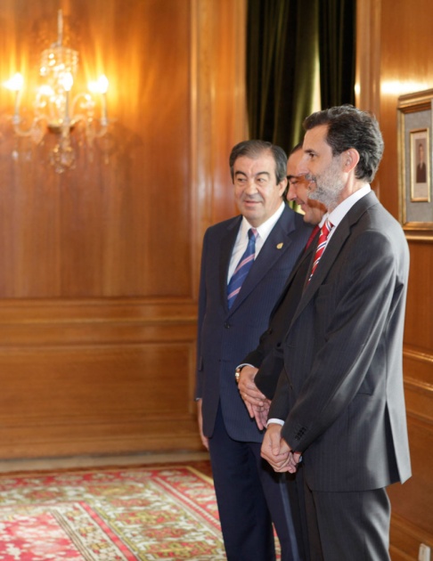 El Sal�n de Consejos del Hotel de la Reconquista ha sido el escenario de las tradicionales Audiencias de los Pr�ncipes de Asturias. Don Felipe y Do�a Leticia han recibido esta ma�ana a representantes de diferentes colectivos. Galardonados con las Medallas de Asturias e Hijos Predilectos de Asturias 2011