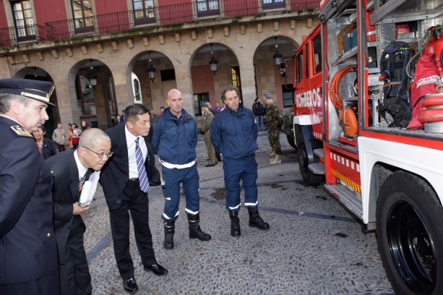 La alcaldesa de Gijn ha trasladado a los cinco representantes que maana recogern el Premio Prncipe de la Concordia, el deseo de hermanarse con la localidad japonesa.