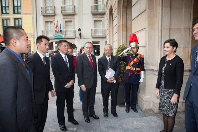 La alcaldesa de Gijn ha trasladado a los cinco representantes que maana recogern el Premio Prncipe de la Concordia, el deseo de hermanarse con la localidad japonesa.