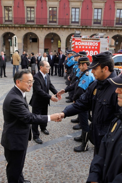 La alcaldesa de Gijn ha trasladado a los cinco representantes que maana recogern el Premio Prncipe de la Concordia, el deseo de hermanarse con la localidad japonesa.