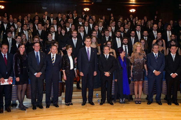 Los Prncipes de Asturias han presidido el Concierto de Clausura de la XX Semana de la Msica que ha tenido lugar en el Auditorio Prncipe Felipe de Oviedo y al que tambin ha asistido el presidente del Principado, Francisco lvarez-Cascos. Riccardo Muti, Premio Prncipe de Asturias de las Artes 2011, ha sido el encargado de dirigir a la Orquesta Juvenil Luigi Cherubini y al Coro de la Fundacin Prncipe de Asturias, en la ejecucin de Rquiem en Do menor, de Luigi Cherubini.