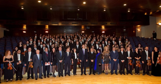 Los Prncipes de Asturias han presidido el Concierto de Clausura de la XX Semana de la Msica que ha tenido lugar en el Auditorio Prncipe Felipe de Oviedo y al que tambin ha asistido el presidente del Principado, Francisco lvarez-Cascos. Riccardo Muti, Premio Prncipe de Asturias de las Artes 2011, ha sido el encargado de dirigir a la Orquesta Juvenil Luigi Cherubini y al Coro de la Fundacin Prncipe de Asturias, en la ejecucin de Rquiem en Do menor, de Luigi Cherubini.