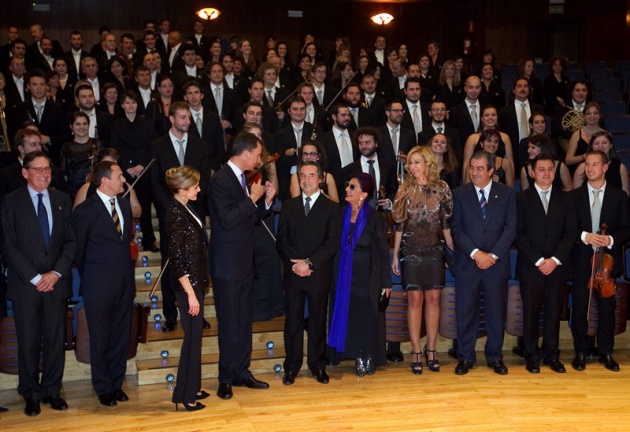 Los Prncipes de Asturias han presidido el Concierto de Clausura de la XX Semana de la Msica que ha tenido lugar en el Auditorio Prncipe Felipe de Oviedo y al que tambin ha asistido el presidente del Principado, Francisco lvarez-Cascos. Riccardo Muti, Premio Prncipe de Asturias de las Artes 2011, ha sido el encargado de dirigir a la Orquesta Juvenil Luigi Cherubini y al Coro de la Fundacin Prncipe de Asturias, en la ejecucin de Rquiem en Do menor, de Luigi Cherubini.