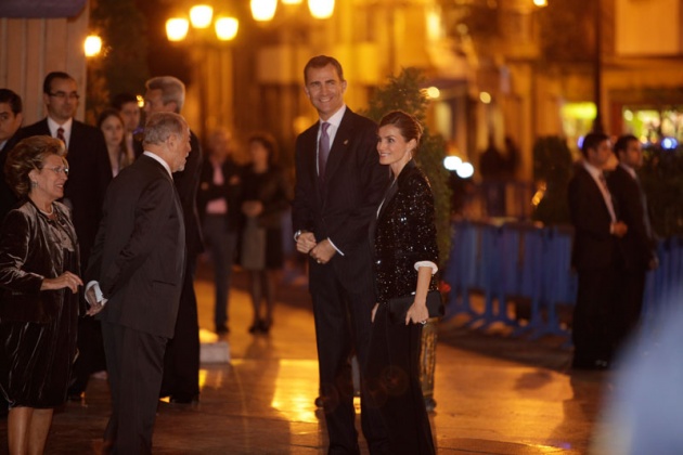 Los Prncipes de Asturias han presidido el Concierto de Clausura de la XX Semana de la Msica que ha tenido lugar en el Auditorio Prncipe Felipe de Oviedo y al que tambin ha asistido el presidente del Principado, Francisco lvarez-Cascos. Riccardo Muti, Premio Prncipe de Asturias de las Artes 2011, ha sido el encargado de dirigir a la Orquesta Juvenil Luigi Cherubini y al Coro de la Fundacin Prncipe de Asturias, en la ejecucin de Rquiem en Do menor, de Luigi Cherubini.