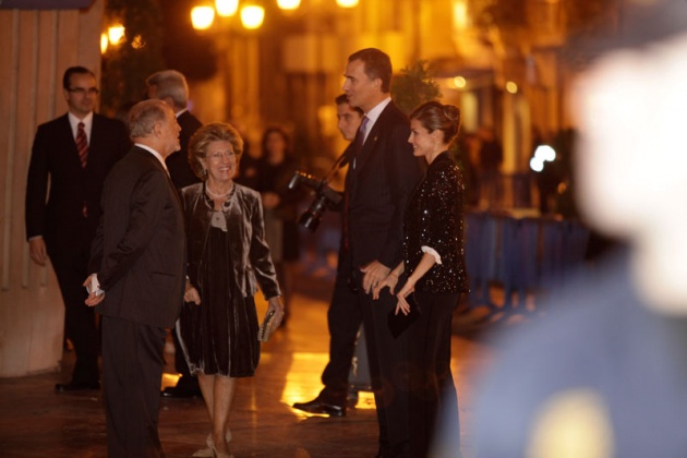 Los Prncipes de Asturias han presidido el Concierto de Clausura de la XX Semana de la Msica que ha tenido lugar en el Auditorio Prncipe Felipe de Oviedo y al que tambin ha asistido el presidente del Principado, Francisco lvarez-Cascos. Riccardo Muti, Premio Prncipe de Asturias de las Artes 2011, ha sido el encargado de dirigir a la Orquesta Juvenil Luigi Cherubini y al Coro de la Fundacin Prncipe de Asturias, en la ejecucin de Rquiem en Do menor, de Luigi Cherubini.