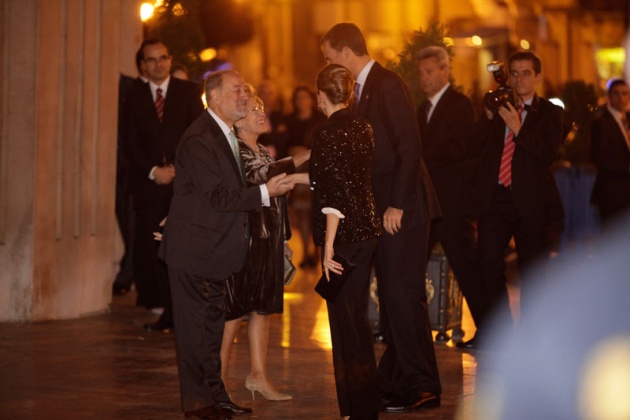 Los Prncipes de Asturias han presidido el Concierto de Clausura de la XX Semana de la Msica que ha tenido lugar en el Auditorio Prncipe Felipe de Oviedo y al que tambin ha asistido el presidente del Principado, Francisco lvarez-Cascos. Riccardo Muti, Premio Prncipe de Asturias de las Artes 2011, ha sido el encargado de dirigir a la Orquesta Juvenil Luigi Cherubini y al Coro de la Fundacin Prncipe de Asturias, en la ejecucin de Rquiem en Do menor, de Luigi Cherubini.