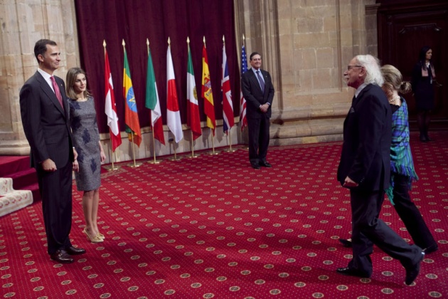 Don Felipe, acompaado de doa Letizia, ha entregado hoy a los distinguidos en las ocho categoras de los Premios Prncipe de Asturias 2011 las insignias acreditativas de estos galardones en una breve ceremonia celebrada en el hotel de la Reconquista de Oviedo, tras la llegada de la reina a la ciudad.