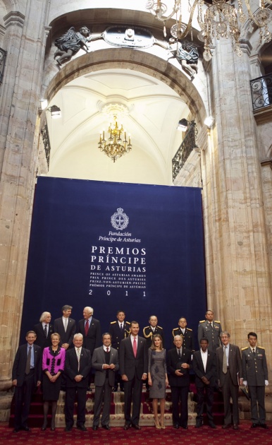 Don Felipe, acompaado de doa Letizia, ha entregado hoy a los distinguidos en las ocho categoras de los Premios Prncipe de Asturias 2011 las insignias acreditativas de estos galardones en una breve ceremonia celebrada en el hotel de la Reconquista de Oviedo, tras la llegada de la reina a la ciudad.