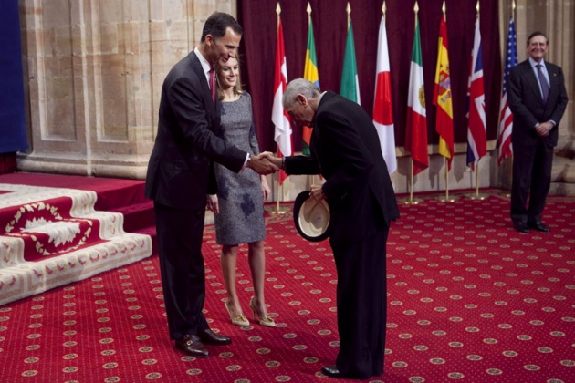 Don Felipe, acompaado de doa Letizia, ha entregado hoy a los distinguidos en las ocho categoras de los Premios Prncipe de Asturias 2011 las insignias acreditativas de estos galardones en una breve ceremonia celebrada en el hotel de la Reconquista de Oviedo, tras la llegada de la reina a la ciudad.