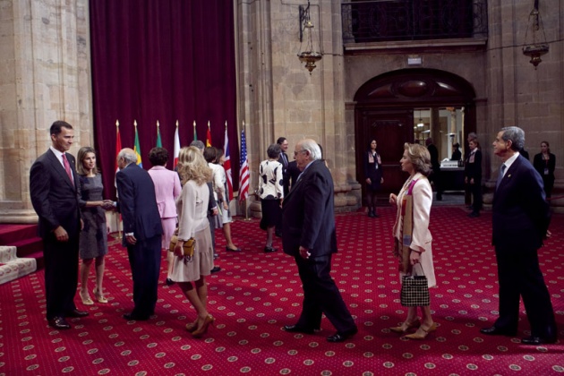 Don Felipe, acompaado de doa Letizia, ha entregado hoy a los distinguidos en las ocho categoras de los Premios Prncipe de Asturias 2011 las insignias acreditativas de estos galardones en una breve ceremonia celebrada en el hotel de la Reconquista de Oviedo, tras la llegada de la reina a la ciudad.