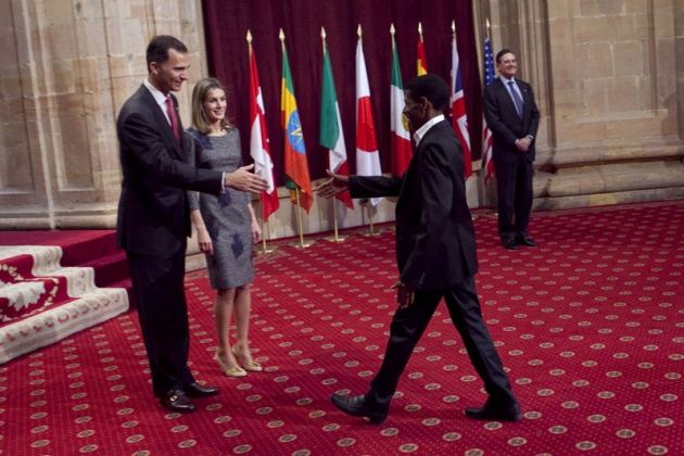 Don Felipe, acompaado de doa Letizia, ha entregado hoy a los distinguidos en las ocho categoras de los Premios Prncipe de Asturias 2011 las insignias acreditativas de estos galardones en una breve ceremonia celebrada en el hotel de la Reconquista de Oviedo, tras la llegada de la reina a la ciudad.