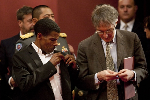 Don Felipe, acompaado de doa Letizia, ha entregado hoy a los distinguidos en las ocho categoras de los Premios Prncipe de Asturias 2011 las insignias acreditativas de estos galardones en una breve ceremonia celebrada en el hotel de la Reconquista de Oviedo, tras la llegada de la reina a la ciudad.