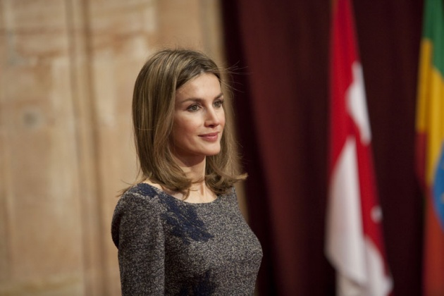 Don Felipe, acompaado de doa Letizia, ha entregado hoy a los distinguidos en las ocho categoras de los Premios Prncipe de Asturias 2011 las insignias acreditativas de estos galardones en una breve ceremonia celebrada en el hotel de la Reconquista de Oviedo, tras la llegada de la reina a la ciudad.