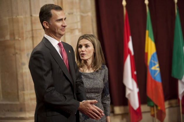 Don Felipe, acompaado de doa Letizia, ha entregado hoy a los distinguidos en las ocho categoras de los Premios Prncipe de Asturias 2011 las insignias acreditativas de estos galardones en una breve ceremonia celebrada en el hotel de la Reconquista de Oviedo, tras la llegada de la reina a la ciudad.