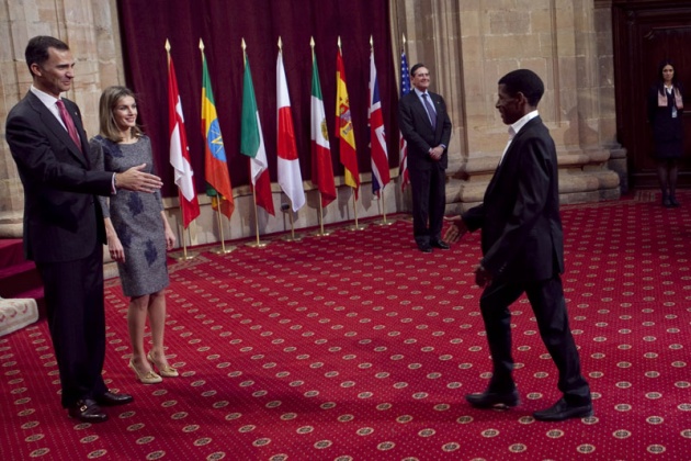 Don Felipe, acompaado de doa Letizia, ha entregado hoy a los distinguidos en las ocho categoras de los Premios Prncipe de Asturias 2011 las insignias acreditativas de estos galardones en una breve ceremonia celebrada en el hotel de la Reconquista de Oviedo, tras la llegada de la reina a la ciudad.